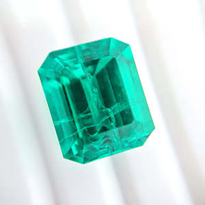 Gema Suelta de Esmeralda Verde Creada en Laboratorio, Corte Octogonal, Certificada por Terceros, 9.5x11.5mm, 5.38cts, para Montaje en Colgante, Anillo o Pendiente - Product Image 3