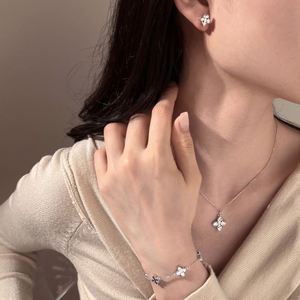 Collier pendentif trèfle à quatre feuilles en argent S925 de luxe de la collection Dylam Blossom, avec chaîne à maillons et zircone 5A, pour femmes - Product Image 2