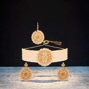 Parure de bijoux plaqué or en alliage avec perles artificielles, collier ras-du-cou multicouche en cristal et Kundan, boucles d'oreilles et Mang Tikka – Blanc, idéal pour mariage et fête - Product Image 3