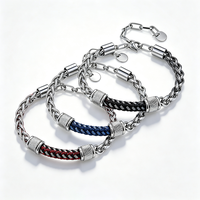 Bracelet pour homme en cuir et acier inoxydable, design patchwork, chaîne cubaine, fermoir mousqueton réglable, style hip-hop streetwear cool.