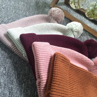 Logotipo personalizado 100% algodón Color sólido invierno acanalado tejido niños niño recién nacido bebé gorros con pompón