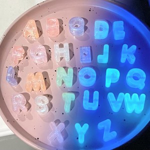 Perles acryliques lumineuses à grand trou, lettres anglaises, pour pendentifs DIY à trou droit, chaînes de téléphone portable, cordons de perles, perles en vrac - Product Image 1