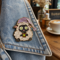 En gros, Pin's en émail souple Kawaii Mouton/Agneau de dessin animé endormi amusant, Broche pour sac à dos et veste, Badge métallique personnalisé