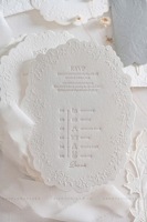 Carte d'invitation de mariage personnalisée en papier de coton fait main, avec motifs floraux et texte en relief, pour invités (finition gaufrée et débossée)