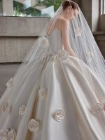 Gaun Pengantin Model Ball Gown Satin dengan Jaket Satin Lepas Pasang, Aplikasi Mawar 3D, Korset, Tali di Belakang, dan Ekor Katedral