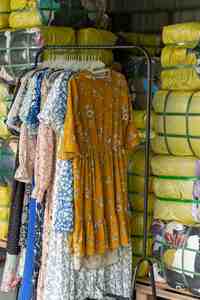 SH05 Ropa Usada de Grado A Barata <span class=keywords><strong>para</strong></span> <span class=keywords><strong>Mujer</strong></span> con Vestidos de Seda de Segunda Mano, Camisas de Algodón, Pantalones, <span class=keywords><strong>Blusas</strong></span> de Moda, Ropa Mixta al por Mayor - Product Image 3