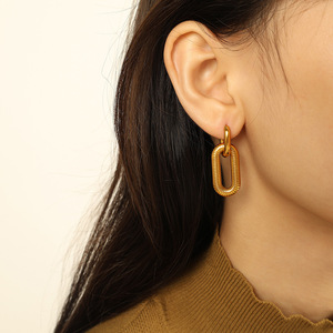 Boucles d'oreilles pendantes géométriques en forme de U plaquées or, en alliage de zinc, style créoles tendance - Product Image 4