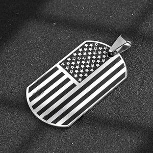 Collar con Colgante Rectangular de Bandera Americana en Acero Inoxidable 316L con Esmalte de Alto Brillo para Hombre - Product Image 5