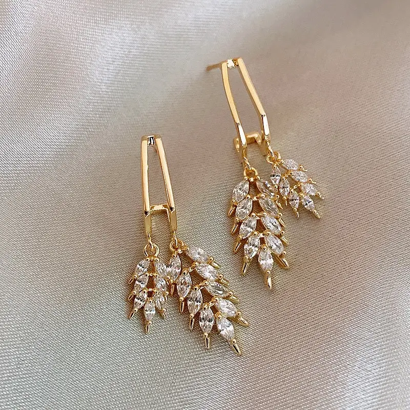 Pendientes ligeros de lujo a la moda para mujer, venta al por mayor, exquisitos, sencillos, elegantes, chapados en oro, pequeños pendientes de hoja de gota para mujer