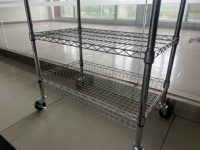 Banc de travail XIANGYING - Certifié NSF, robuste, capacité de charge de 300 kg/m, pieds réglables en hauteur, finition mate brossée, au niveau du sol