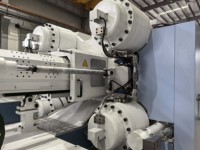 Machine de moulage par injection hydraulique à deux plateaux Highshine 1600T pour PET/ABS/PP, fabriquée en Chine, pour la production de poubelles à roulettes de 240L.