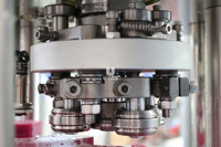 Ligne de production automatique complète de canettes en plastique à ouverture facile pour boissons, avec machine de remplissage et de sertissage à moteur à engrenages