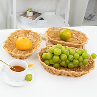 Geweven dienblad van synthetisch rotan in de vorm van een bloemblaadje, decoratief fruit- en snackmandje voor thuis, keuken, café of tafeldecoratie.