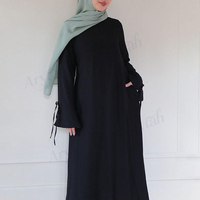 Abaya noire élégante et modeste pour femme musulmane, taille empire avec détail de nouage aux poignets, en crêpe mat de qualité supérieure, étiquette personnalisée, commande en gros, mode féminine musulmane