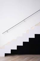 Escalier flottant moderne PRIMA avec poutre en acier au carbone pour maison et appartement