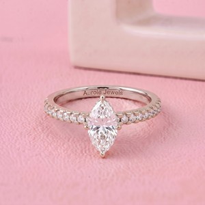 Anillo Solitario con Diamante Corte Marquesa y Banda Pavé en Oro Sólido para Joyería Fina Nupcial de Diseño Moderno - Product Image 4