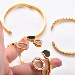 Bracelet manchette ouvert en acier inoxydable délicat avec zircone en forme de cœur pour femme, accessoire de bijouterie en métal, cadeau - Product Image 3