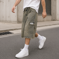Shorts cargo en jean personnalisés, délavage vintage, ourlet brut, multi-poches, coupe ample, jorts, marque privée, logo personnalisé pour jeunes hommes urbains