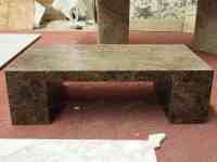 Table basse moderne en marbre brun Dark Emperador sur mesure SH STONE, profil bas, décor, deux pieds droits, salon, meubles de maison