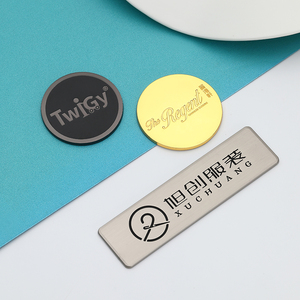 Plaques métalliques personnalisées en alliage de zinc avec logo, étiquettes auto-adhésives brossées pour bouteilles en verre, fournisseur OEM ODM, vente en gros, MOQ - Product Image 3