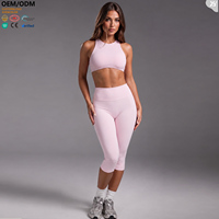 Ensembles de yoga personnalisés OEM ODM pour femmes : haut court rembourré ultra-doux et leggings capri, tenue de fitness et de Pilates respirante pour l'entraînement