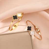 Groothandel Titanium Staal Zwart Wit Vierbladige Bloem Open Armband Modieus Veelzijdige Armband voor Dames Sieraden en Accessoires