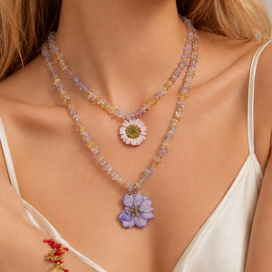 Collar Bohemio de Acero Inoxidable Chapado en Oro con Colgante de Amatista Natural y Flores Secas en Resina Impermeable para Mujer - Product Image 1
