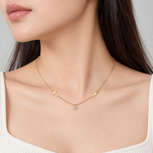Collar con Cruz de Circonita, Acero Inoxidable, Chapado en Oro de 14K al Vacío, Cadena con Cruz Lateral y Acento de Circonita Redonda Transparente - Product Image 5