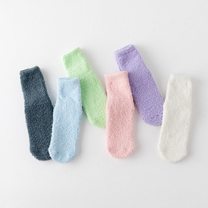 Chaussettes Chaudes et Douces Antidérapantes en Peluche pour Femmes – Idéales pour Dormir - Product Image 2