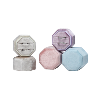 Boîte à double anneau Juquan JQ-257 très tendance pour propositions de mariage, emballage de bijoux en velours avec logo personnalisé en relief, à la mode - Product Image 3