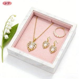 ชุดเครื่องประดับแฟชั่น Hengdian Jewelry ลายใบมอนสเตอร่า ประดับมุกและเพชรซิคอนเกรด AAA ชุบทองเหลือง 18K ขายส่งสำหรับผู้หญิง ใส่ได้ทุกวันและงานปาร์ตี้ - Product Image 3