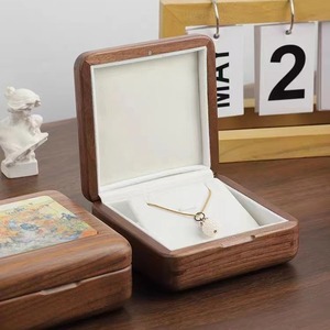Boîte à bijoux en bois, design rectangulaire uni, matériau rigide, pour le rangement des colliers, bracelets, boucles d'oreilles, petite taille - Product Image 2