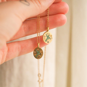 Elegante Collana con Ciondolo in Acciaio Inossidabile e Zirconi, Catena a Maglie e Pendente a Cuore Floreale Dipinto a Mano per uno Stile Grazioso - Product Image 4