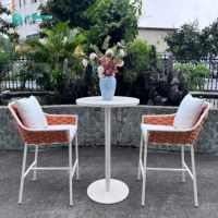 Modern Dış Mekan Alüminyum Çerçeveli Bar Sandalyesi Dokuma Halatlı Bar Taburesi ve Masa Bahçe Yüksek Bar Sandalyesi Otel Resort Bistro İçin