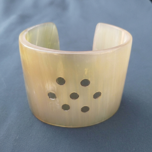 Brazalete de Cuerno de Vaca Natural al por Mayor, Hecho a Mano con Patrón Animal, Moderno, Regalo de Moda Cristiana para Mujer - Product Image 1