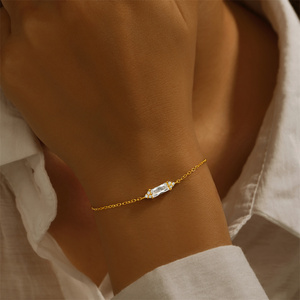 Bracelet Minimaliste en Argent S925 Plaqué Or 18 carats avec Zircon Rectangulaire Vert et Rouge pour Femme - Vente en Gros CANNER - Product Image 5