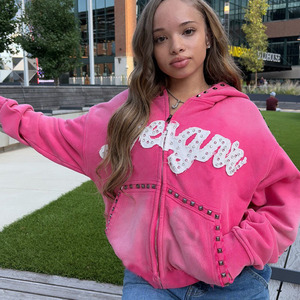 Sweat à capuche unisexe rose 100 % coton avec patch lettre brodé, appliqué, strass, fermeture éclair, rivets et effet délavé rétro - Product Image 5