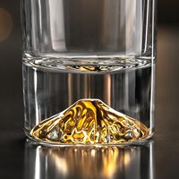 Verre à shot artisanal de luxe en cristal de 1,5 oz, base montagne aux sommets dorés, bordure dorée transparente, soufflé à la bouche, pour whisky, spiritueux et liqueurs