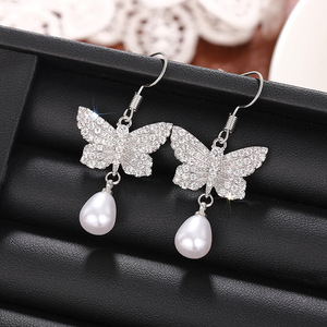 Orecchini Pendenti Eleganti da Donna con Perle a Farfalla, Stile Chic e Moderno, Gioielli alla Moda per Sposa, Accessorio Statement per Matrimonio - Product Image 3