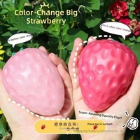 Jouet à presser grande fraise à changement de couleur activé par la lumière, simulation créative, décompression, en matériau TPR, cadeau pour 14 ans et plus