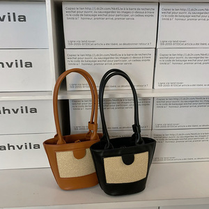 กระเป๋าถือสานสีพื้น สีดำ ทรงถัง มีช่องซิป ซัมเมอร์ 2022 ดีไซน์ต่อผ้า กระเป๋าถือสตรี - Product Image 4