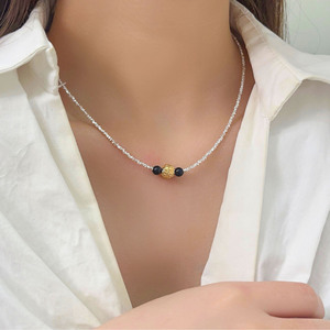 สร้อยคอเงินแท้ S925 ประดับลูกปัดทองและอาเกตสีดำ สร้อยคอประดับลูกปัดสำหรับผู้หญิง สวมใส่ได้ทุกวัน - Product Image 1