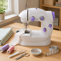 Machine à coudre portable mini blanche et violette, corps compact avec barre à aiguille, pied presseur, broche à bobine, interrupteur à deux positions, table de travail pour