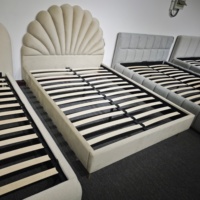 Traditionelles Retro-Stil Kopfteil in Muschelform aus weißem Samt für Möbel, Schlafzimmerbetten, komfortabel und warm