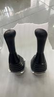 Pièces de moteur Pièces de rechange pour excavatrice Joystick hydraulique avec poignée pour Hitachi EX200