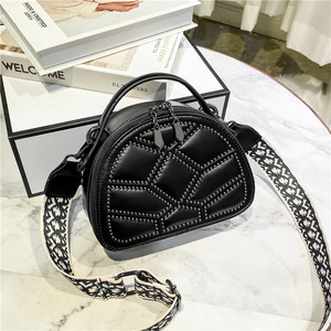 Nuevo Bolso Bandolera con Remaches, Bolso de Hombro, Bolso para Libros, Versátil, de Calidad, al por Mayor, Personalizado, Bolsos de Mano para Mujer - Product Image 4