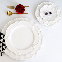 Nouvel ensemble d'assiettes de luxe léger 2026 en porcelaine fine blanche de 13 pouces avec dentelle en relief, assiettes en céramique pour mariage, maison, hôtel, fête