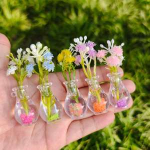Vase en acrylique transparent rouge vif avec fleurs, mini pot en verre décoratif pour l'intérieur de la voiture, ornement de bureau, printemps 2025 - Product Image 1