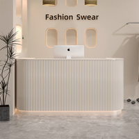 Bureau d'accueil moderne, salon de beauté avec comptoir caissier, table de réception blanche bon marché pour bureau