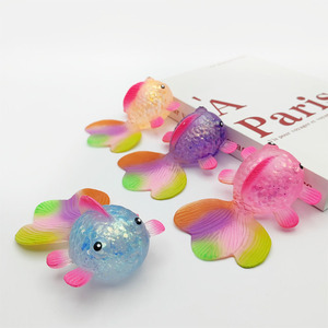 Juguete de pez koi colorido y blandito con cola arcoíris y cuerpo brillante para niños, para jugar y aliviar el estrés. - Product Image 2